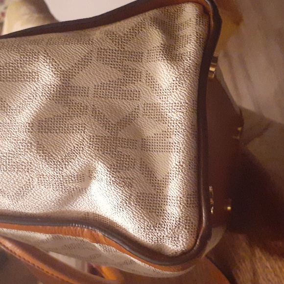 MICHAEL KORS LARGE SATCHEL CROSSBODY STRAP SIGNATURE - Picture 6 of 10